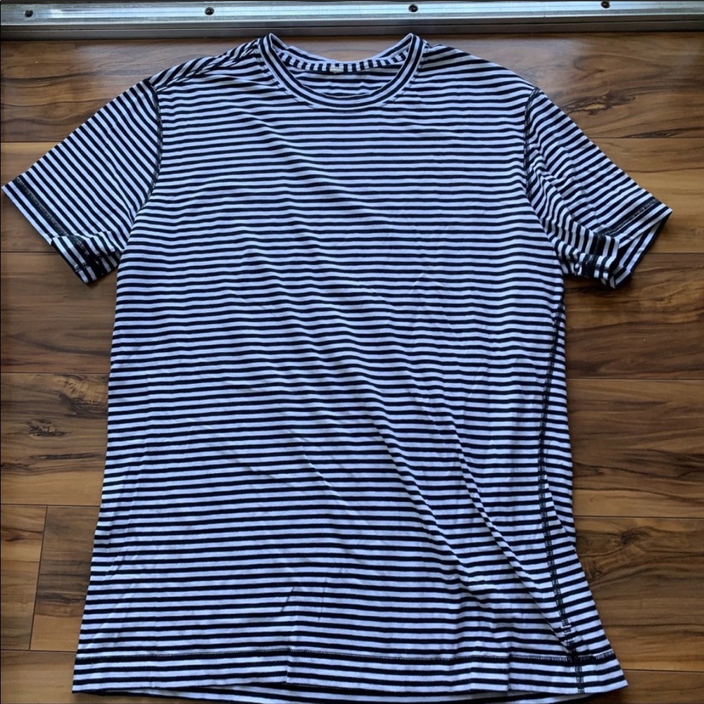 Lululemon men’s stripe T-shirt L